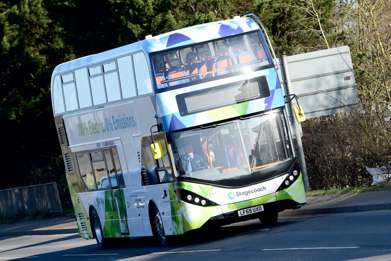 The 727 bus service connecting the airport and the city to go electric